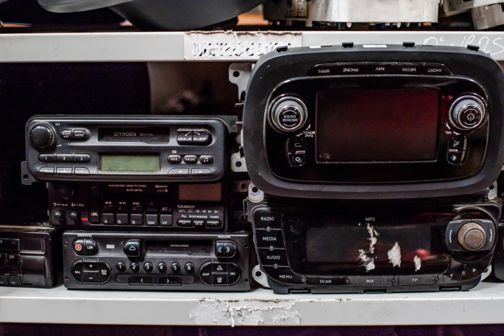 Quatro Auto-rádios usados numa prateleira