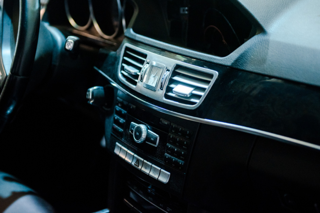 Auto-rádio e sistema de climatizarão de um carro