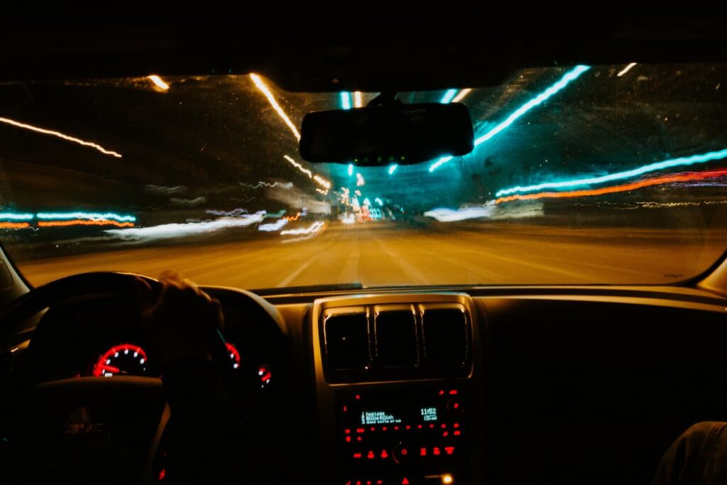 Carro autónomo a ser conduzido numa estrada à noite