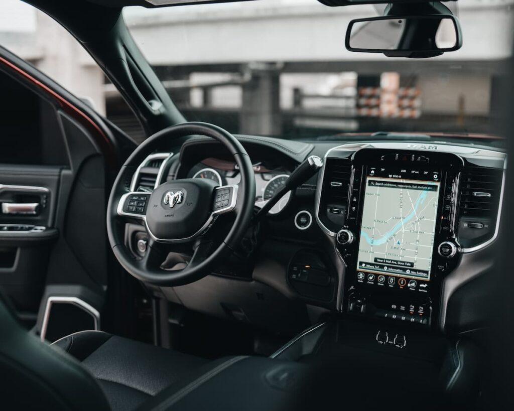 Interior de um carro conectado, com ecrã de navegação