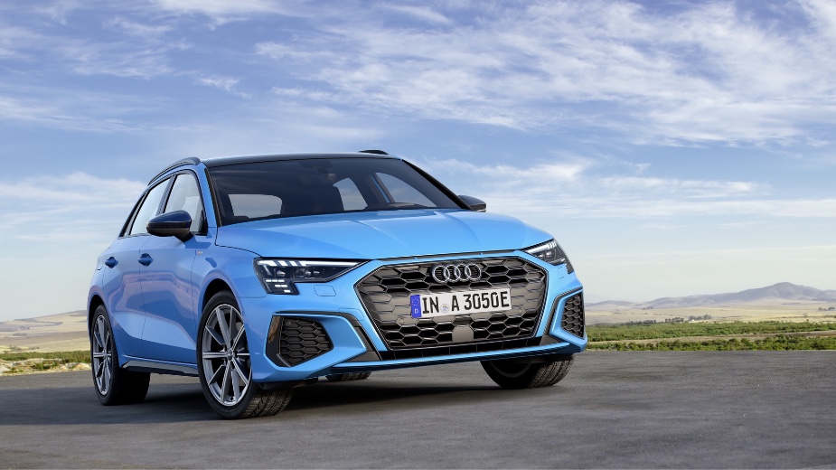Hellblauer Audi steht still, einer der Verkaufsschlager in Europa