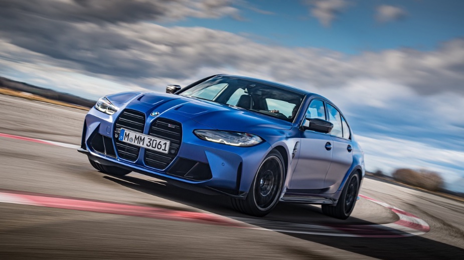 Blauer BMW auf einer Rennstrecke, eine der meistverkauften Marken in Europa
