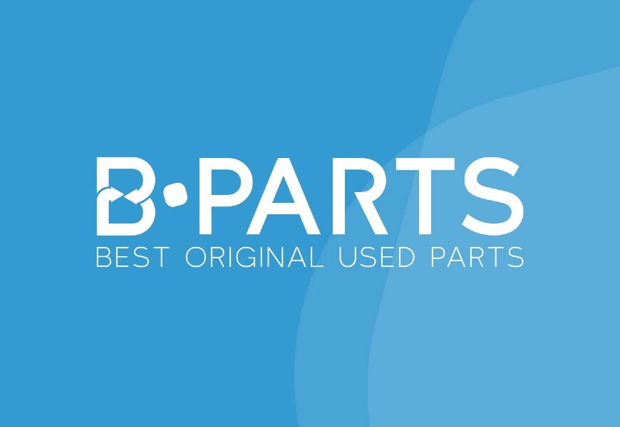 Fundo azul, com variações claras de azul, e no meio está o nome da empresa, B-Parts