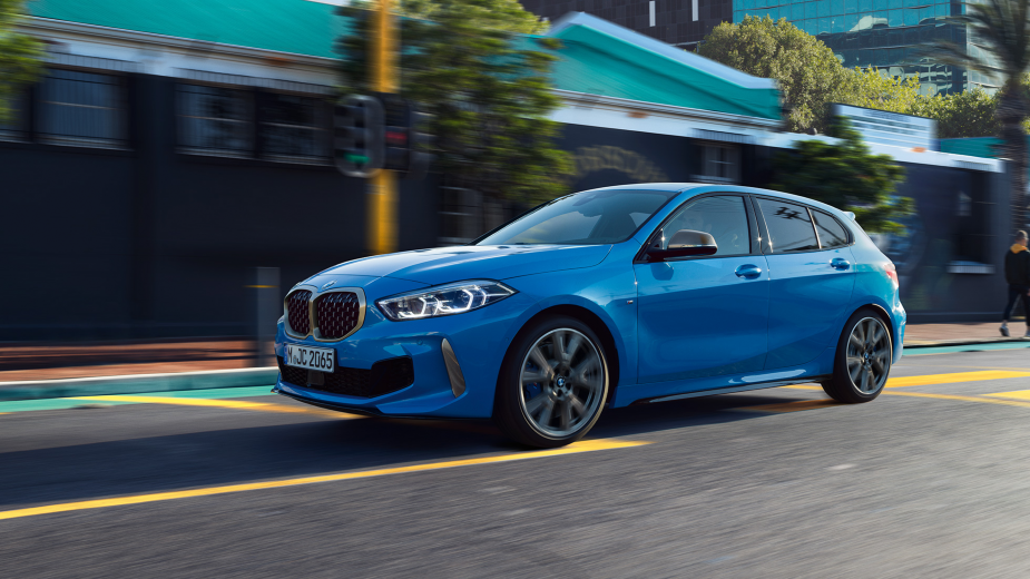 BMW azul numa estrada, um dos carros mais vendidos em Portugal
