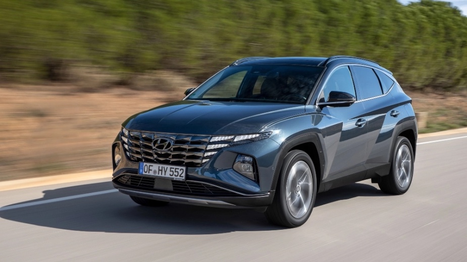 Hyundai preto numa estrada junto ao campo, uma das marcas mais vendidas na Europa