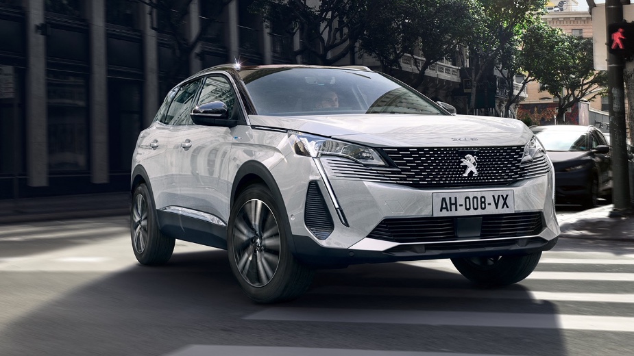 Peugeot 3008 branco numa estrada citadina, one of the best-selling brands in Europe