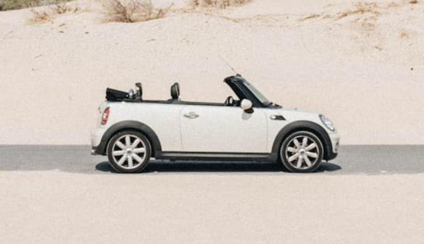 Carro num caminho de uma praia