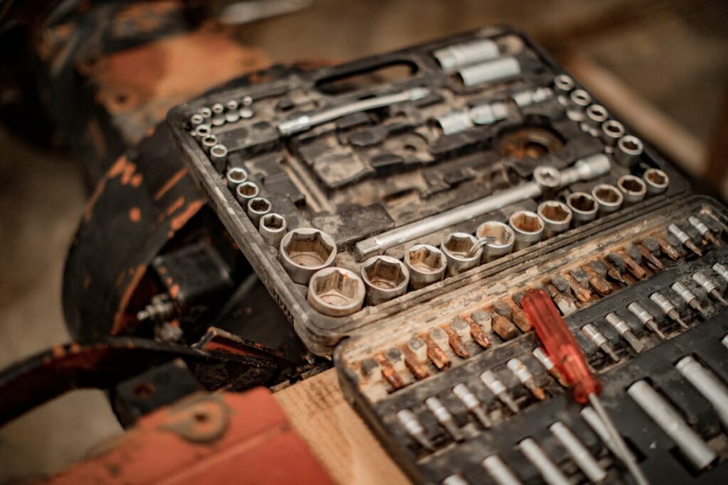 Uma caixa de ferramentas com dezenas de peças de encaixe de chave de fendas, para reparar a centralina