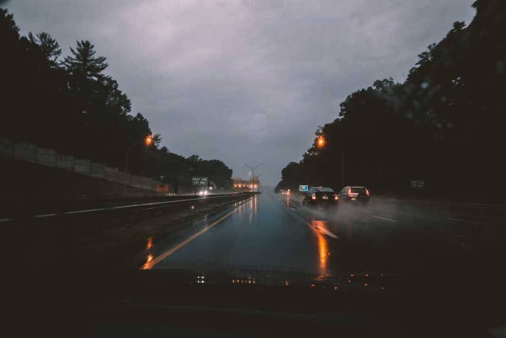 Carro a circular na estrada enquanto chove