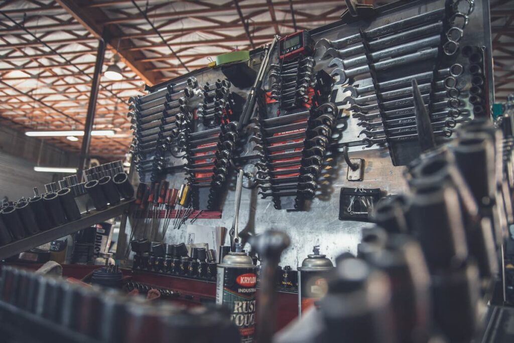 Outils pour réparer les voitures dans un garage
