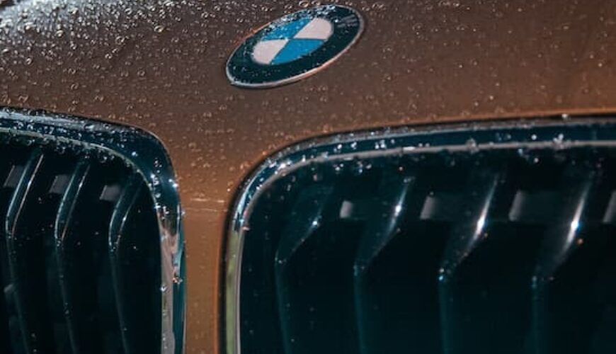 Le panneau frontal sur lequel se trouve le radiateur de la voiture d'une BMW