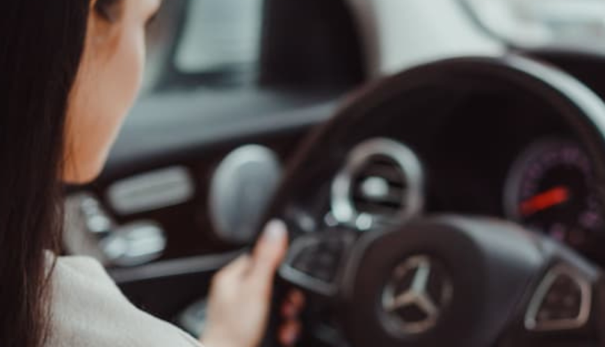 Femme conduisant une Mercedes avec direction assistée