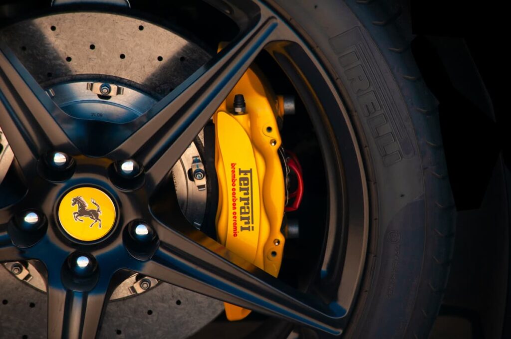 Disco de travão amarelo de um Ferrari