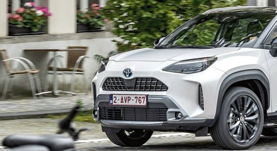 Une voiture grise garée dans une rue