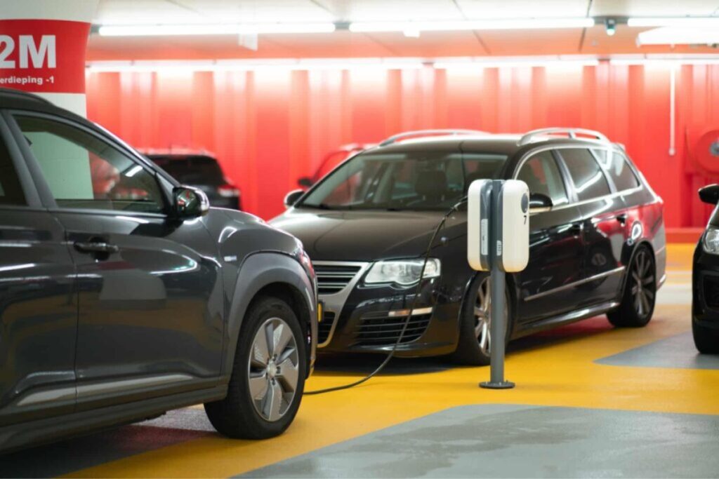 Voiture hybride rechargeable dans un parking