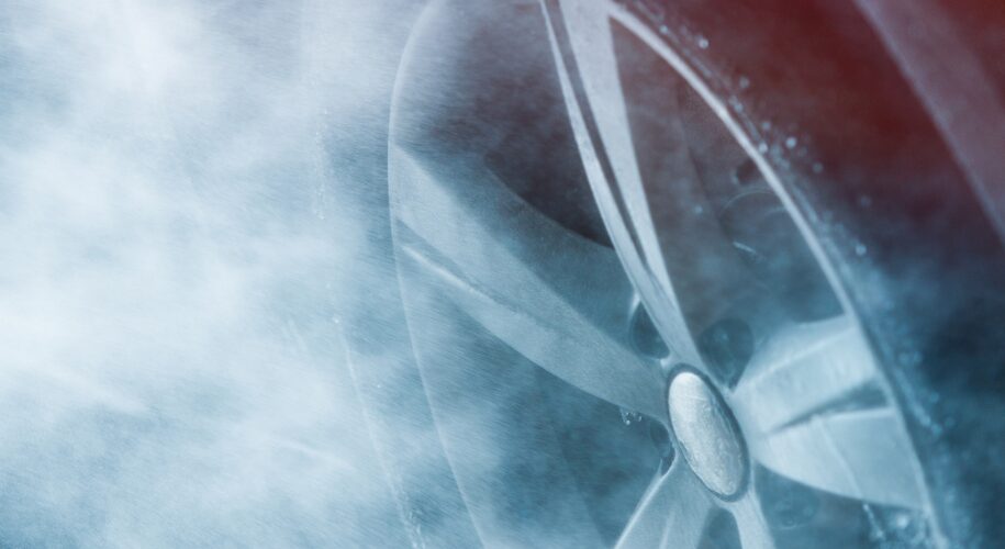 Auto bremst stark mit Hilfe des ABS-Systems